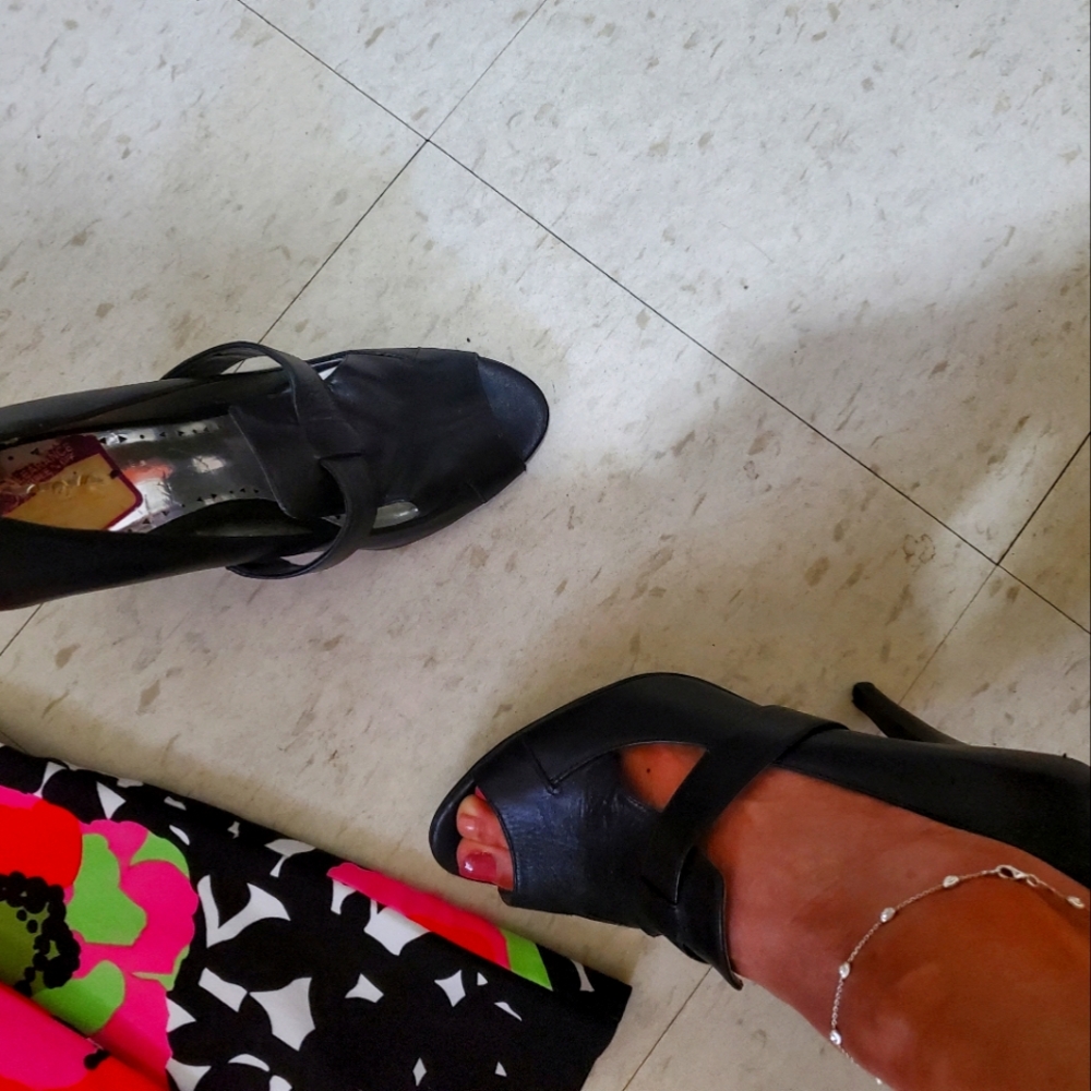 #012 Bcbg Paris Leather Heels